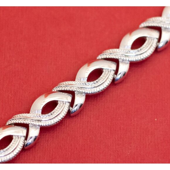 Vintage Infinity Links Elegant Silver Tone Bracelet 7 inch by Monet - F33 - Picture 1 of 3